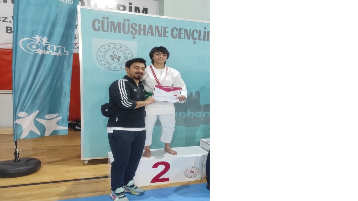 Öğrencimiz Edanur KEMER Gümüşhane de düzenlenen Judo müsabakalarında ikinci olmuştur.